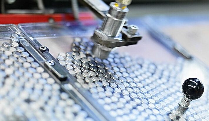 Auf einer Pilotlinie sollen diese neuen Batterieformate optimiert und in eine Massenproduktion überführt werden.