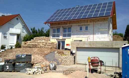 Haus_Photovoltaik_Dachanlage_Bau-e1594130668644-1024x617