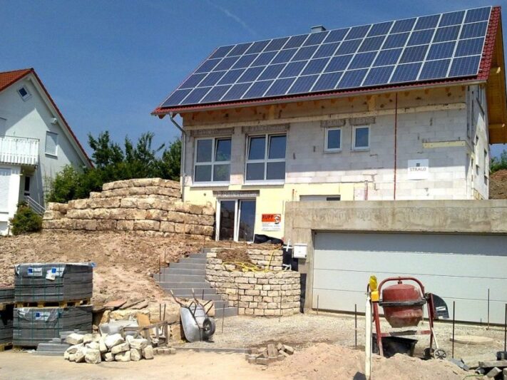 Haus_Photovoltaik_Dachanlage_Bau-e1594130668644-1024x617