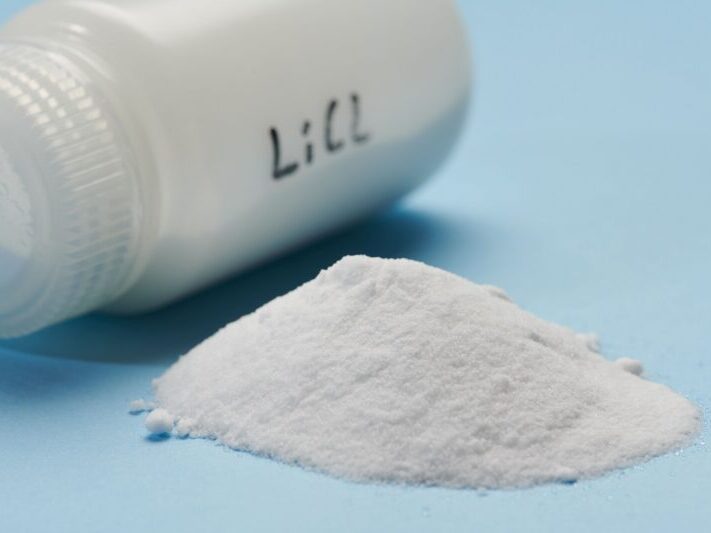 Neues Verfahren aus dem KIT ermöglicht Lithiumabbau in Deutschland

Wissenschaftlerinnen und Wissenschaftler des KIT patentieren minimalinvasive Technologie zur Gewinnung von Lithium in Geothermieanlagen.

Ob Netzspeicher, Elektromobilität oder tragbare Elektronik  Lithiumionen-Akkus sind aus unserem Leben nicht mehr weg-zudenken. Für die Produktion werden jedes Jahr Millionen Tonnen Lithium gefördert  bislang allerdings fernab von Deutschland. Eine Erfindung aus dem Karlsruher Institut für Technologie (KIT) könnte nun aber auch hierzulande einen wirtschaftlichen Abbau ermöglichen. Lithium soll dabei mini-malinvasiv in Geothermieanlagen aus den Tiefengewässern des Oberrheingrabens gefördert werden

© copyright by 
Karlsruher Institut für Technologie
Allgemeine Services - Crossmedia
Abdruck honorarfrei im redaktionellen Bereich
Belegexemplar erbeten *** Local Caption *** Neues Verfahren aus dem KIT ermöglicht Lithiumabbau in Deutschland

Wissenschaftlerinnen und Wissenschaftler des KIT patentieren minimalinvasive Technologie zur Gewinnung von Lithium in Geothermieanlagen.

Ob Netzspeicher, Elektromobilität oder tragbare Elektronik  Lithiumionen-Akkus sind aus unserem Leben nicht mehr weg-zudenken. Für die Produktion werden jedes Jahr Millionen Tonnen Lithium gefördert  bislang allerdings fernab von Deutschland. Eine Erfindung aus dem Karlsruher Institut für Technologie (KIT) könnte nun aber auch hierzulande einen wirtschaftlichen Abbau ermöglichen. Lithium soll dabei mini-malinvasiv in Geothermieanlagen aus den Tiefengewässern des Oberrheingrabens gefördert werden

© copyright by 
Karlsruher Institut für Technologie
Allgemeine Services - Crossmedia
Abdruck honorarfrei im redaktionellen Bereich
Belegexemplar erbeten