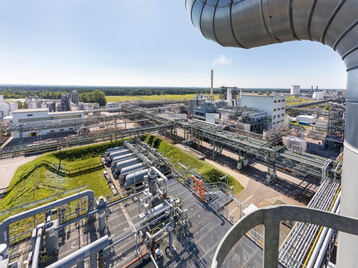 Blick auf BASF Schwarzheide von der Eindampfanlage (EDA). Im Hintergrund befindet sich das Blockfeld für die geplante Anlage für Kathodenmaterialien.Der BASF-Produktionsstandort Schwarzheide befindet sich in der Lausitz im Süden von Brandenburg und ist einer der größten Produktionsstandorte des Konzerns in Europa. Sein Portfolio umfasst Polyurethan-Grundprodukte und -Systeme, Pflanzenschutzmittel, Wasserbasislacke, Technische Kunststoffe, Schaumstoffe, Dispersionen und Laromere. Bis 2022 soll an diesem Standort eine moderne Anlage für die Herstellung von Kathodenmaterialien gebaut werden.