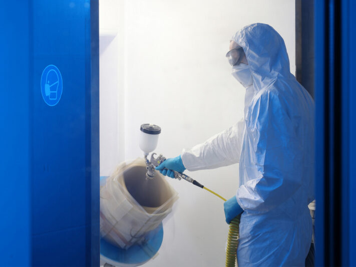 Herstellung einer Sprühbeschichtung auf einem G1-Tiegel am Fraunhofer IISB im Rahmen des SYNERGIE Projektes. 
Preparation of a spray coating on a G1 crucible at Fraunhofer IISB within the SYNERGIE project.