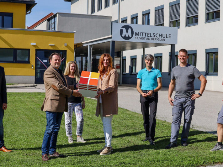 Claudia Egger-Grillitsch, Geschäftsführerin des Schulgemeindeverbands, und dessen Vorsitzender Franz Pirolt präsentieren die Entscheidung, die Schulen in St. Veit/Glan mit Solaranlagen auszustatten.