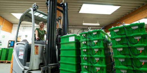Bluesky_Energy_Salzwasserbatterie_Lagerhalle_c_Dominik_Zwerger-1024x512