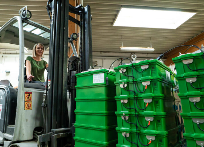 Bluesky_Energy_Salzwasserbatterie_Lagerhalle_c_Dominik_Zwerger-1024x512