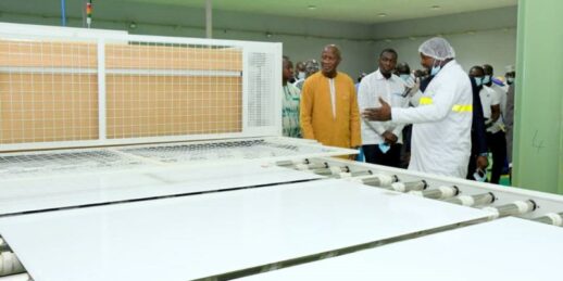 Usine-de-production-de-panneaux-solaires-1-800x400