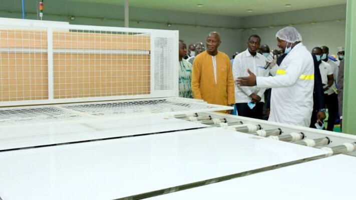 Usine-de-production-de-panneaux-solaires-1-800x400