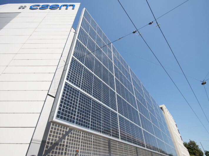 Die Solarfassade rentiert sich trotz der eingangs höheren Investitionskosten. In den meisten Fällen ist sie wirtschaftlicher als eine herkömmliche Fassade - und in allen Fällen nachhaltiger.