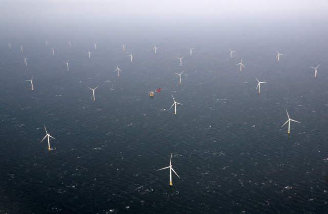 A view of Statoil's Dudgeon offshore wind farm near Great Yarmouth, Britain November 22, 2017. REUTERS/Darren Staples - RC1B09971650