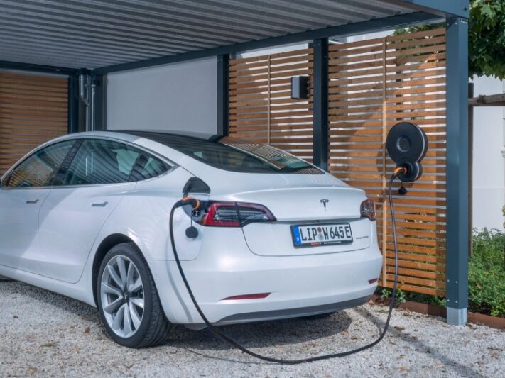 Eine AC-Wallbox im Retro-Outfit. Vielleicht puscht das die E-Mobilität zusätzlich.