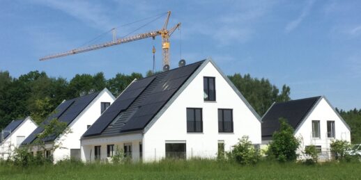 Dach_Wohnhaus_Effizienzhaus-Plus-Siedlung_Q_Baywa_AG