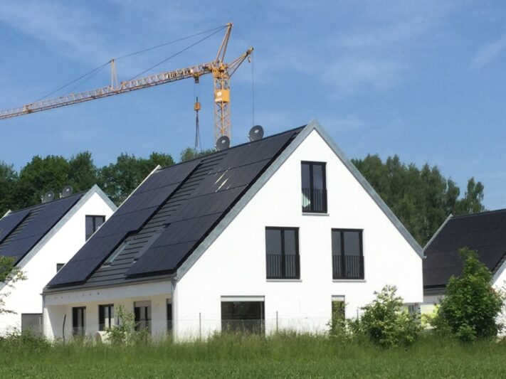 Dach_Wohnhaus_Effizienzhaus-Plus-Siedlung_Q_Baywa_AG