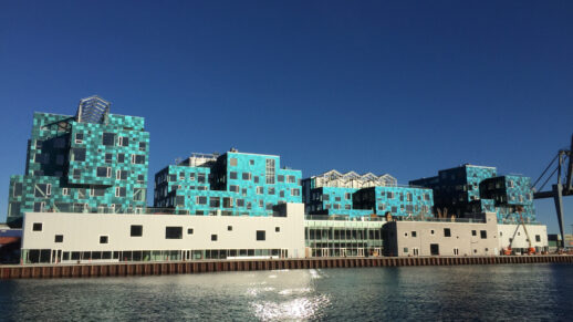 Mit den speziellen Gläsern von Kromatix wurden schon eine ganze Reihe von Solarfassaden gebaut. Unter anderem auf die der Copenhagen International School.