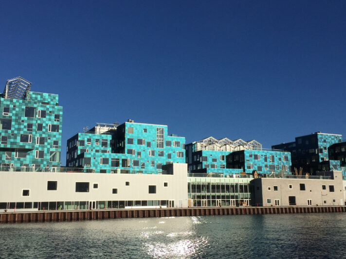 Mit den speziellen Gläsern von Kromatix wurden schon eine ganze Reihe von Solarfassaden gebaut. Unter anderem auf die der Copenhagen International School.