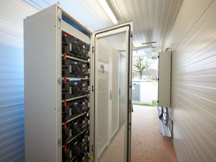 Mithilfe eines Speichersystems kann der Betrieb Geld sparen.