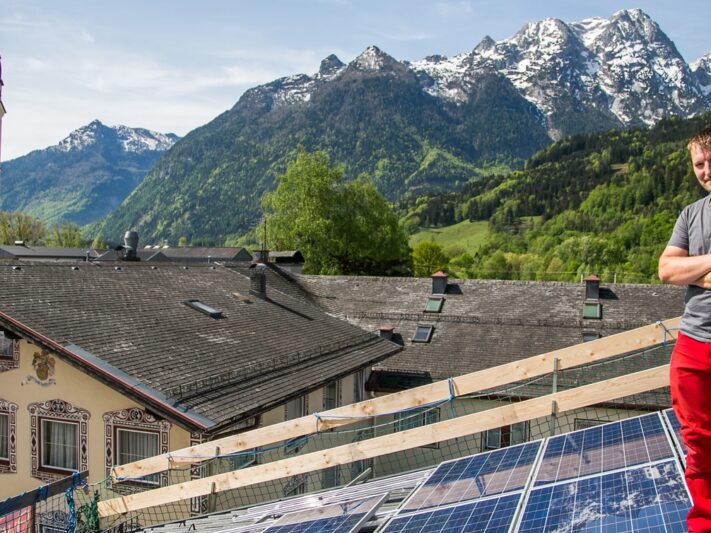 PV-Anlage_Person-und-Berg-im-Hintergrund-©ekt_Klaus-Hohenwarter