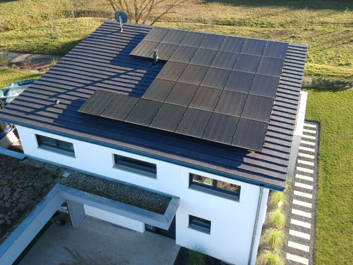 Die Anlage liegt parallel auf dem leicht nach Norden geneigten Pultdach.
