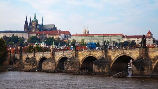 castle-and-bridge-in-prague-725x407
