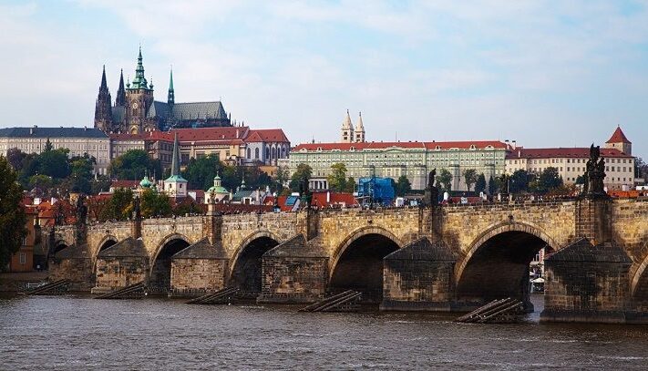 castle-and-bridge-in-prague-725x407