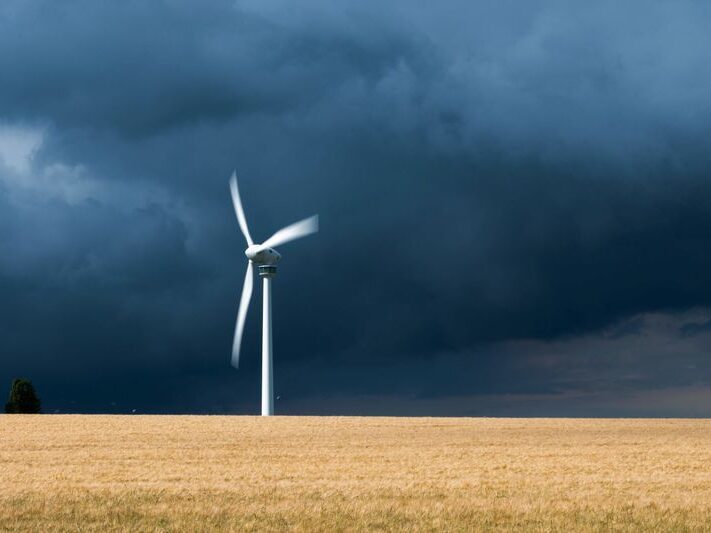 21.06.2021, Niedersachsen, Hannover: Eine Gewitterzelle mit dunklen Wolken zieht über ein Windrad in der Region Hannover hinweg. Foto: Julian Stratenschulte/dpa +++ dpa-Bildfunk +++