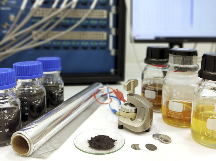 Die von den Forschern entwickelte Batterie kommt mit handelsüblicher Aluminiumfolie aus.