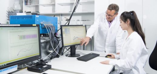 Shooting für die Exzellenzinitiative mit Prof. Dr. Stefano Passerini und Yanjiao Ma Forschungsgruppe Elektrochemie der Batterien Energiespeicherung jenseits von Lithium Neue Konzepte für eine nachhaltige Zukunft Die erfolgreiche Realisierung der Energiewende erfordert neue Materialien und Technologien für die Speicherung von Elektrizität. In dem gemeinsam von KIT und Universität Ulm beantragten Exzellenzcluster Energy Storage Beyond Lithium arbeiten Wissenschaftlerinnen und Wissenschaftler aus Elektrochemie, Materialwissenschaften, theoretischer Modellierung und Ingenieurwissenschaften in einem multidisziplinären Ansatz zusammen. Zentrales Ziel des Clusters ist es, ein fundamentales Verständnis der elektrochemischen Energiespeicherung in neuartigen Systemen zu erarbeiten, grundlegende Materialeigenschaften mit kritischen Leistungsparametern zu verbinden und so die Grundlagen für die praktische Nutzung von Post-Lithium-Technologien zu schaffen. Das Zentrum für Sonnenenergie- und Wasserstoffforschung Baden-Württemberg (ZSW) und die Justus-Liebig-Universität Gießen sind weitere Partner im Antrag. © copyright by Karlsruher Institut für Technologie Allgemeine Services - Crossmedia Abdruck honorarfrei im redaktionellen Bereich Belegexemplar erbeten *** Local Caption *** Shooting für die Exzellenzinitiative mit Prof. Dr. Stefano Passerini und Yanjiao Ma Forschungsgruppe Elektrochemie der Batterien Energiespeicherung jenseits von Lithium Neue Konzepte für eine nachhaltige Zukunft Die erfolgreiche Realisierung der Energiewende erfordert neue Materialien und Technologien für die Speicherung von Elektrizität. In dem gemeinsam von KIT und Universität Ulm beantragten Exzellenzcluster Energy Storage Beyond Lithium arbeiten Wissenschaftlerinnen und Wissenschaftler aus Elektrochemie, Materialwissenschaften, theoretischer Modellierung und Ingenieurwissenschaften in einem multidisziplinären Ansatz zusammen. Zentrales Ziel des Clusters ist es, ein fundamentales Verständnis der elektrochemischen Energiespeicherung in neuartigen Systemen zu erarbeiten, grundlegende Materialeigenschaften mit kritischen Leistungsparametern zu verbinden und so die Grundlagen für die praktische Nutzung von Post-Lithium-Technologien zu schaffen. Das Zentrum für Sonnenenergie- und Wasserstoffforschung Baden-Württemberg (ZSW) und die Justus-Liebig-Universität Gießen sind weitere Partner im Antrag. © copyright by Karlsruher Institut für Technologie Allgemeine Services - Crossmedia Abdruck honorarfrei im redaktionellen Bereich Belegexemplar erbeten