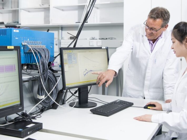 Shooting für die Exzellenzinitiative mit
Prof. Dr. Stefano Passerini und Yanjiao Ma

Forschungsgruppe
Elektrochemie der Batterien

Energiespeicherung jenseits von Lithium  Neue Konzepte für eine nachhaltige Zukunft
Die erfolgreiche Realisierung der Energiewende erfordert neue Materialien und Technologien für die Speicherung von Elektrizität. In dem gemeinsam von KIT und Universität Ulm beantragten Exzellenzcluster Energy Storage Beyond Lithium arbeiten Wissenschaftlerinnen und Wissenschaftler aus Elektrochemie, Materialwissenschaften, theoretischer Modellierung und Ingenieurwissenschaften in einem multidisziplinären Ansatz zusammen. Zentrales Ziel des Clusters ist es, ein fundamentales Verständnis der elektrochemischen Energiespeicherung in neuartigen Systemen zu erarbeiten, grundlegende Materialeigenschaften mit kritischen Leistungsparametern zu verbinden und so die Grundlagen für die praktische Nutzung von Post-Lithium-Technologien zu schaffen. Das Zentrum für Sonnenenergie- und Wasserstoffforschung Baden-Württemberg (ZSW) und die Justus-Liebig-Universität Gießen sind weitere Partner im Antrag.


© copyright by 
Karlsruher Institut für Technologie
Allgemeine Services - Crossmedia
Abdruck honorarfrei im redaktionellen Bereich
Belegexemplar erbeten *** Local Caption *** Shooting für die Exzellenzinitiative mit
Prof. Dr. Stefano Passerini und Yanjiao Ma

Forschungsgruppe
Elektrochemie der Batterien

Energiespeicherung jenseits von Lithium  Neue Konzepte für eine nachhaltige Zukunft
Die erfolgreiche Realisierung der Energiewende erfordert neue Materialien und Technologien für die Speicherung von Elektrizität. In dem gemeinsam von KIT und Universität Ulm beantragten Exzellenzcluster Energy Storage Beyond Lithium arbeiten Wissenschaftlerinnen und Wissenschaftler aus Elektrochemie, Materialwissenschaften, theoretischer Modellierung und Ingenieurwissenschaften in einem multidisziplinären Ansatz zusammen. Zentrales Ziel des Clusters ist es, ein fundamentales Verständnis der elektrochemischen Energiespeicherung in neuartigen Systemen zu erarbeiten, grundlegende Materialeigenschaften mit kritischen Leistungsparametern zu verbinden und so die Grundlagen für die praktische Nutzung von Post-Lithium-Technologien zu schaffen. Das Zentrum für Sonnenenergie- und Wasserstoffforschung Baden-Württemberg (ZSW) und die Justus-Liebig-Universität Gießen sind weitere Partner im Antrag.


© copyright by 
Karlsruher Institut für Technologie
Allgemeine Services - Crossmedia
Abdruck honorarfrei im redaktionellen Bereich
Belegexemplar erbeten