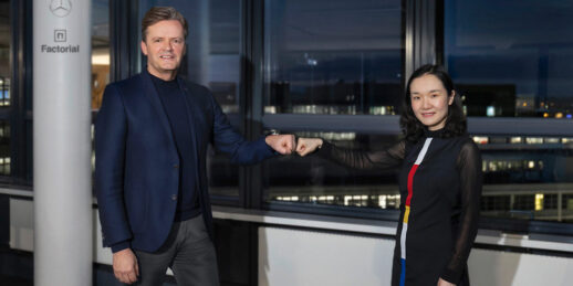 Feststoffbatterien: Mercedes-Benz vereinbart Technologiepartnerschaft mit Factorial Energy. Markus Schäfer, Mitglied des Vorstands der Daimler AG und Mercedes-Benz AG, verantwortlich für Daimler Konzernforschung und Mercedes-Benz Cars COO (l.), Siyu Huang, Mitbegründerin und CEO von Factorial Energy (r.). Solid-state batteries: Mercedes-Benz teams up with Factorial Energy. Markus Schäfer, Member of the Board of Management of Daimler AG and Mercedes-Benz AG; responsible for Daimler Group Research and Mercedes-Benz Cars COO (l.), Siyu Huang, Co-founder and CEO of Factorial (r.).