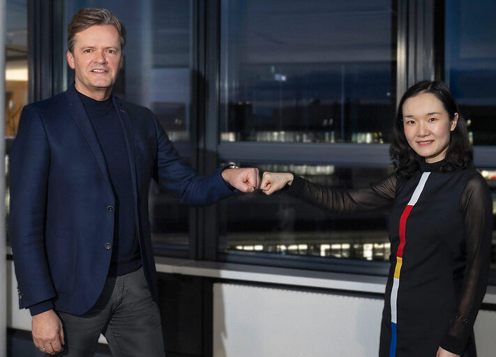 Feststoffbatterien: Mercedes-Benz vereinbart Technologiepartnerschaft mit Factorial Energy. Markus Schäfer, Mitglied des Vorstands der Daimler AG und Mercedes-Benz AG, verantwortlich für Daimler Konzernforschung und Mercedes-Benz Cars COO (l.), Siyu Huang, Mitbegründerin und CEO von Factorial Energy (r.). 

Solid-state batteries: Mercedes-Benz teams up with Factorial Energy. Markus Schäfer, Member of the Board of Management of Daimler AG and Mercedes-Benz AG; responsible for Daimler Group Research and Mercedes-Benz Cars COO (l.), Siyu Huang, Co-founder and CEO of Factorial (r.).