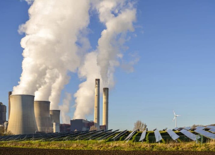 kohle-photovoltaik-schornsteine-schlote-wind_Fotolia_59295602_L-2-1024x512