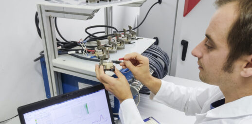 Kontaktierung von Laborzellen für die Untersuchung der elektrochemischen Leistungsfähigkeit von Aluminium-Ionen-Batterien (AIB) am Fraunhofer-Technologiezentrum Hochleistungsmaterialien THM in Freiberg.