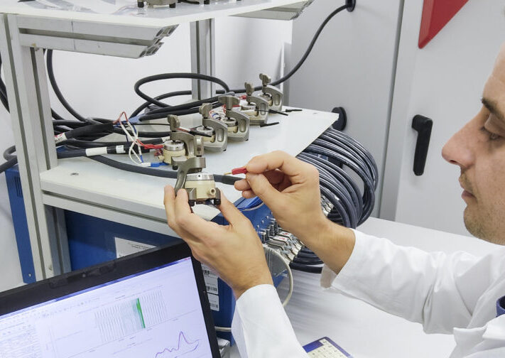 Kontaktierung von Laborzellen für die Untersuchung der elektrochemischen Leistungsfähigkeit von Aluminium-Ionen-Batterien (AIB) am Fraunhofer-Technologiezentrum Hochleistungsmaterialien THM in Freiberg.